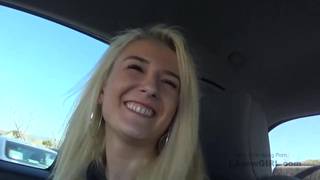 Una nuova bionda magra succhia il cazzo durante il casting