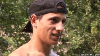 Un giovane gay muscoloso lo tira furoi nel bosco Un giovane gay muscoloso lo tira furoi nel bosco