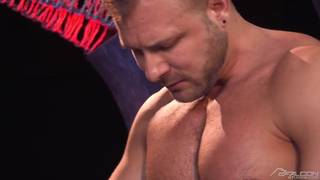 Un giovane ragazzo deve servire un DILF muscoloso Un giovane ragazzo deve servire un DILF muscoloso