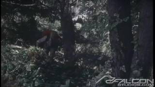 Un biondino gioca da solo sotto l'albero Un biondino gioca da solo sotto l'albero