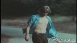 Dopo lo skate prende la doccia e si sega