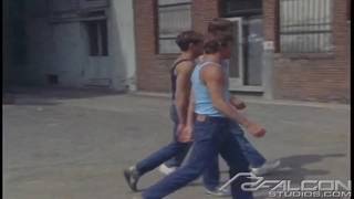 Un trio gay bollente con tanto rimming e sesso anale Un trio gay bollente con tanto rimming e sesso anale