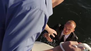 È caduto dalla barca e si è fatto succhiare il cazzo