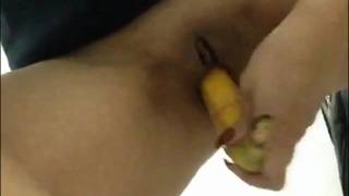 Guarda come si scopa la figa con una banana