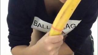 Guarda come si scopa la figa con una banana