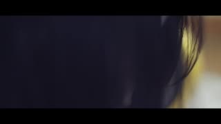 La bella Vikki Blows si spoglia e gode