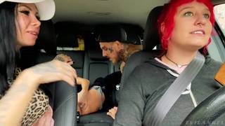 Attori porno che scopano durante un viaggio in macchina Attori porno che scopano durante un viaggio in macchina