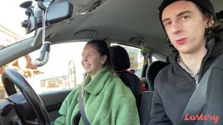 Va a fare shopping ma non vede l'ora di tornare a casa per scopare