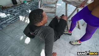 Victoria June scopa il suo stalker nero