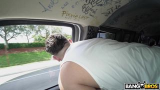 Milu Blaze è stata rimorchiata e scopata nel bus e poi cacciata via