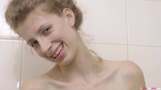 Nella doccia, vediamo Alice urinare per risparmiare acqua.