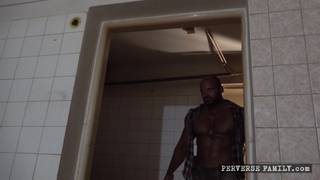 Un video porno con bifolchi pervertiti e donne dominate!