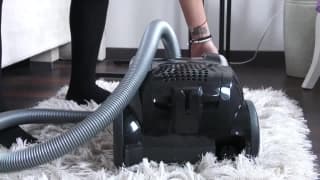 Crystal usa il suo aspirapolvere per masturbarsi