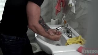 Jaimie Vine si fa scopare nel proprio bagno