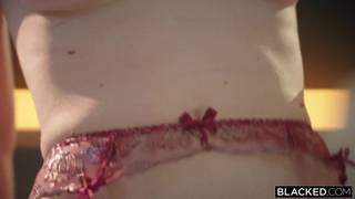 Due bombe sexy in lingerie condividono una BBC Due bombe sexy in lingerie condividono una BBC