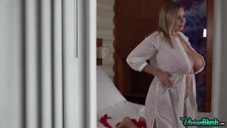 La prorompente Vivian Blush svela le sue grandi tette La prorompente Vivian Blush svela le sue grandi tette