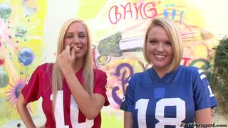 Un cazzo duro nel culo di due calde bionde