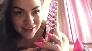 Un dildo di vetro per la sua figa bollente Un dildo di vetro per la sua figa bollente