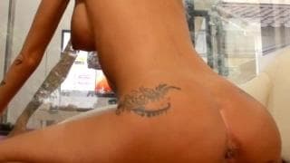 Lei usa un dildo per scopare in webcam Lei usa un dildo per scopare in webcam