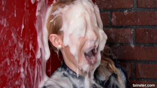 Bukkake massif di sextoy durante un gloryhole