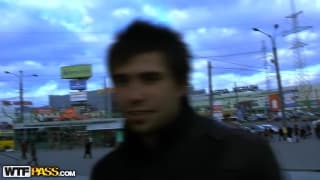 Gangbang improvvisato per Yiki con 3 ragazzi che la vogliono scopare Gangbang improvvisato per Yiki con 3 ragazzi che la vogliono scopare