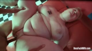 Giovane ragazzo si scopa una bionda BBW nel suo enorme culo