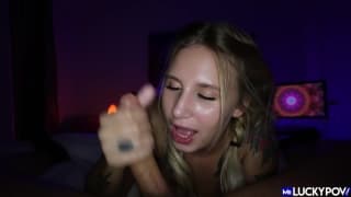 Una bionda fa a questo ragazzo un pompino pazzesco al buio Una bionda fa a questo ragazzo un pompino pazzesco al buio