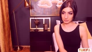 Un cazzo finto per stimolare questa stupenda mora Un cazzo finto per stimolare questa stupenda mora