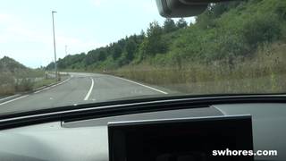 Rebecca succhia il cazzo di un ragazzo per un passaggio Rebecca succhia il cazzo di un ragazzo per un passaggio