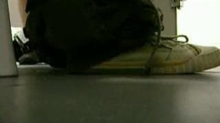 Il suo giovane amico glielo succhia nel bagno pubblico