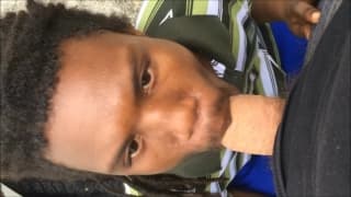 Un ragazzo nero si diverte a succhiarlo Un ragazzo nero si diverte a succhiarlo