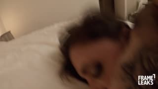 Cena con una brunetta e lei vuole fargli un pompino sul water