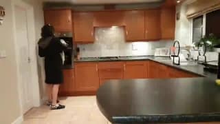 Una brunetta sbattuta sul bancone della cucina Una brunetta sbattuta sul bancone della cucina