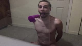 Un tizio si auto infligge la gola profonda con il suo dildo Un tizio si auto infligge la gola profonda con il suo dildo