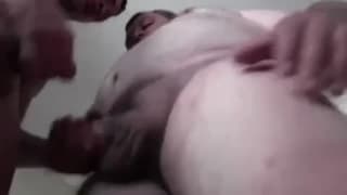 Un gay eccitato si lascia accarezzare il corpo da un asiatico Un gay eccitato si lascia accarezzare il corpo da un asiatico