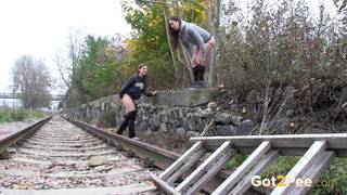 Un video eccitante con diverse donne che fanno pipì Un video eccitante con diverse donne che fanno pipì