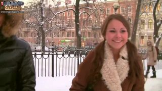 Erick Lewis e il suo amico rimorchiano Liza Shay per strada