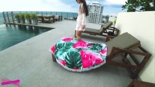 Un buon creampie a bordo piscina è la cosa giusta per questi giovani Un buon creampie a bordo piscina è la cosa giusta per questi giovani