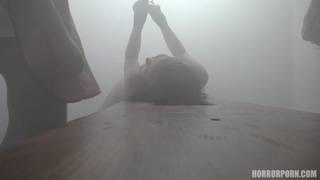 Una giovane ragazza viene rapita e scopata da un uomo sadico