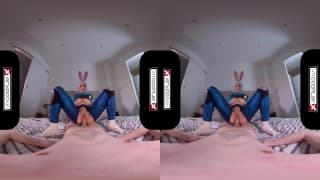 Coniglietta tettona in tenuta da cosplay fa sesso virtuale