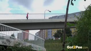 Spruzzi di urina di belle ragazze che fanno pipì per strada Spruzzi di urina di belle ragazze che fanno pipì per strada