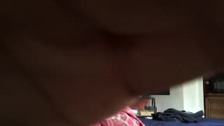Il suo ragazzo glielo succhia e ingoia tutto Il suo ragazzo glielo succhia e ingoia tutto