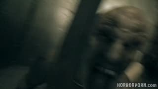 Porno horror su donne che scopano intrappolate in un sotterraneo