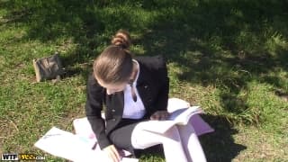 Stephanie Moon si gode questa scopata all'aperto