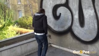 In questa compilation vediamo giovani ragazze che pisciano in strada