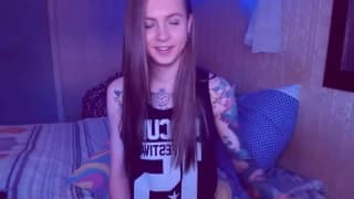 Una trans tatuata molto sensuale si fa una sega in webcam