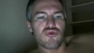 Un papà sexy si sta masturbando per sborrare su se stesso Un papà sexy si sta masturbando per sborrare su se stesso