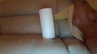 Questa trans sega il suo grosso cazzo sul divano