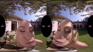 Una biondina giovane e calda lo scopa in realtà virtuale