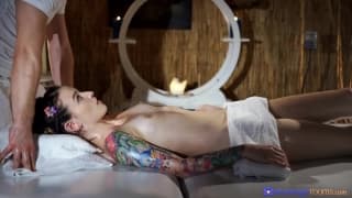 Una donna inglese viene massaggiata e scopata